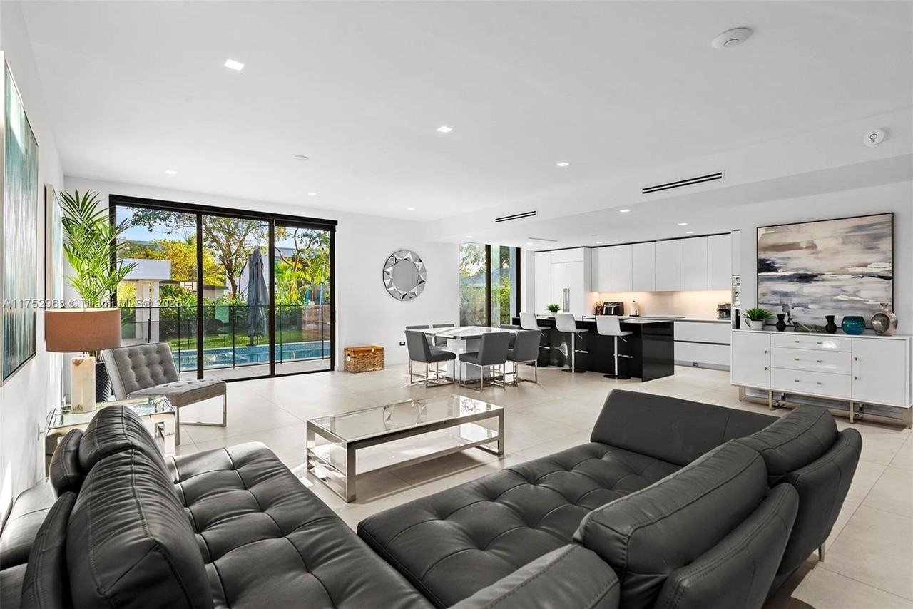 2572 Ne 182nd Ter #0 - Photo 7 of 50