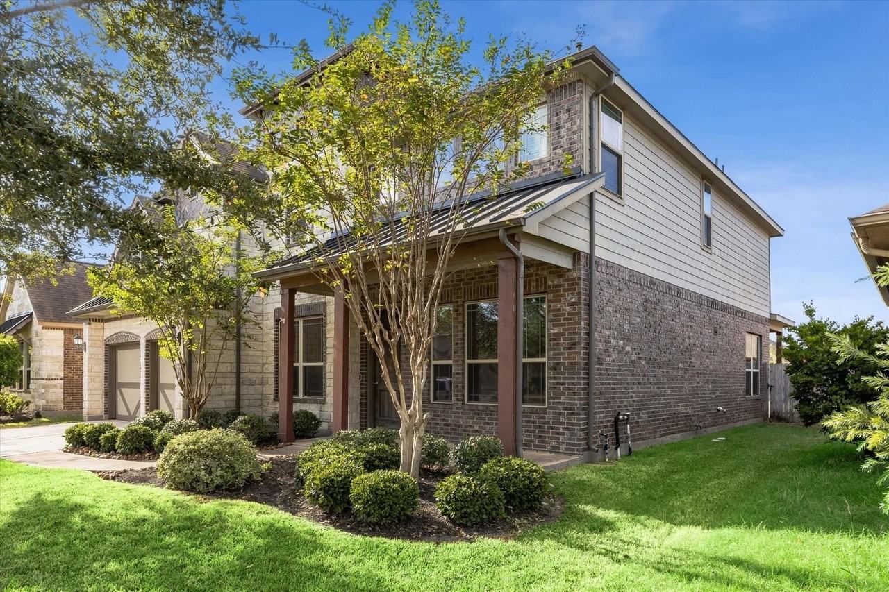 558 Southampton Ln - Photo 4 of 36