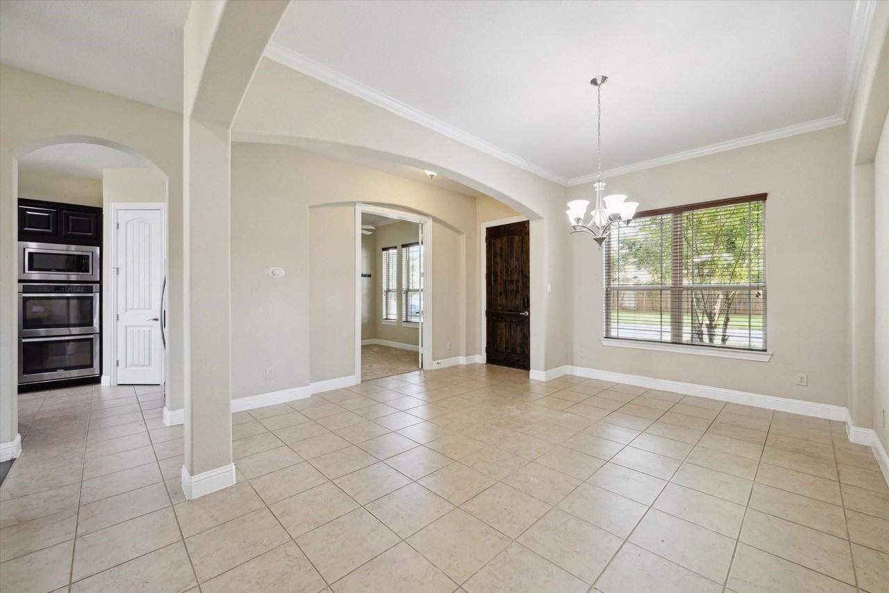 558 Southampton Ln - Photo 7 of 36