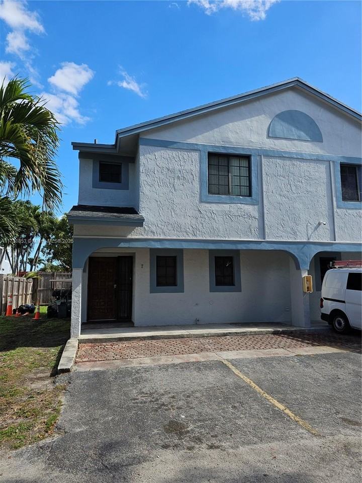 1535 Sw 122nd Ave ##7 - Photo 2 of 28