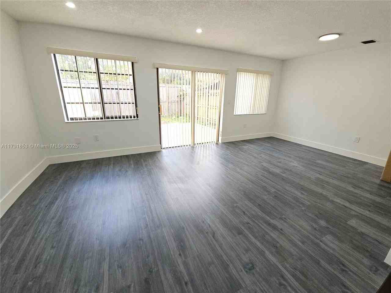 1535 Sw 122nd Ave ##7 - Photo 4 of 28