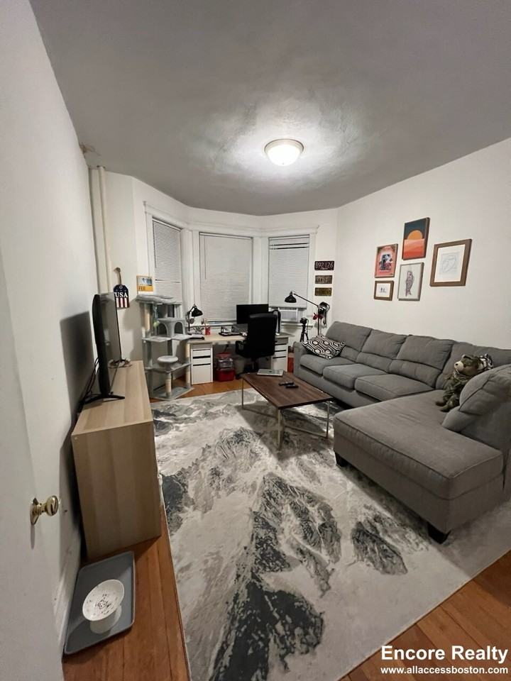 105 Queensberry St #4 - Photo 6 of 9