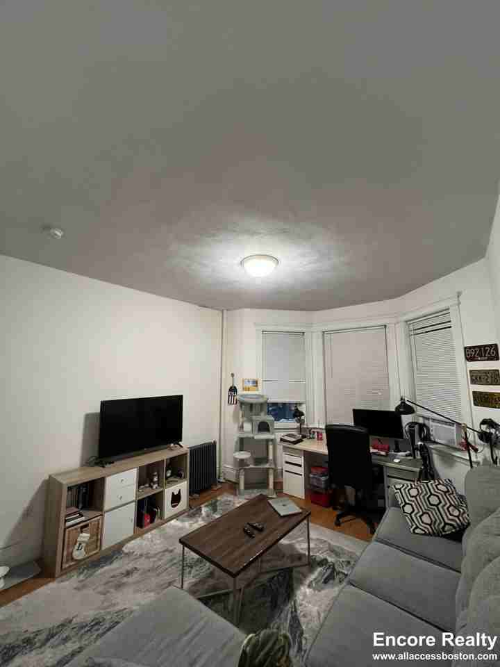 105 Queensberry St #4 - Photo 7 of 9