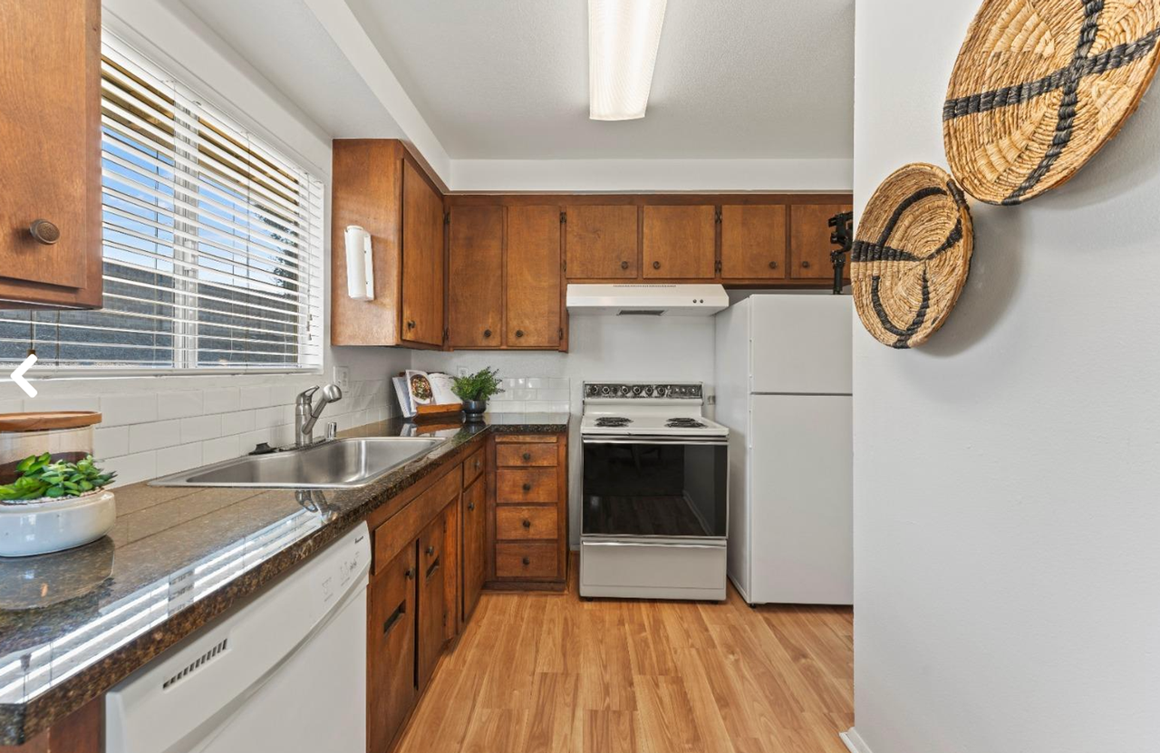 5484 Riverside Blvd - Photo 3 of 21