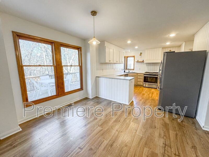 7106 N Holly Ct - Photo 3 of 28