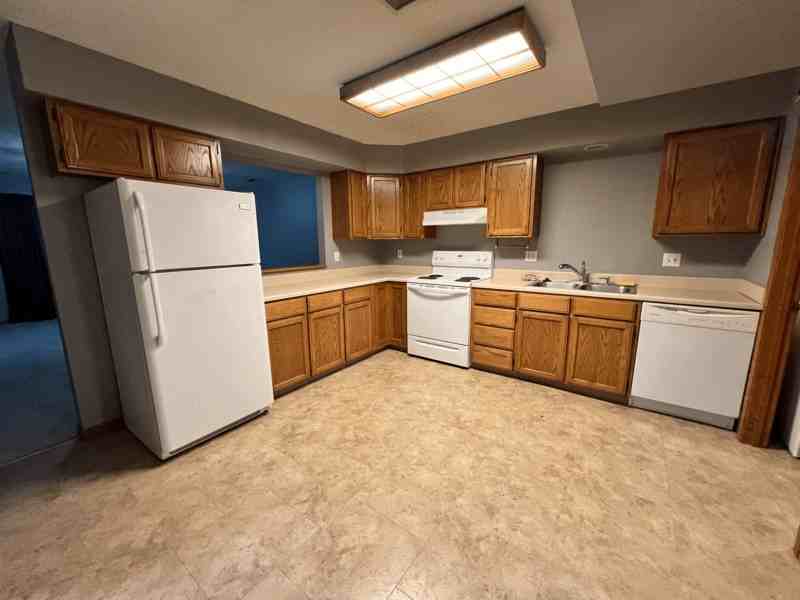 411 W Zeller St - Photo 2 of 10