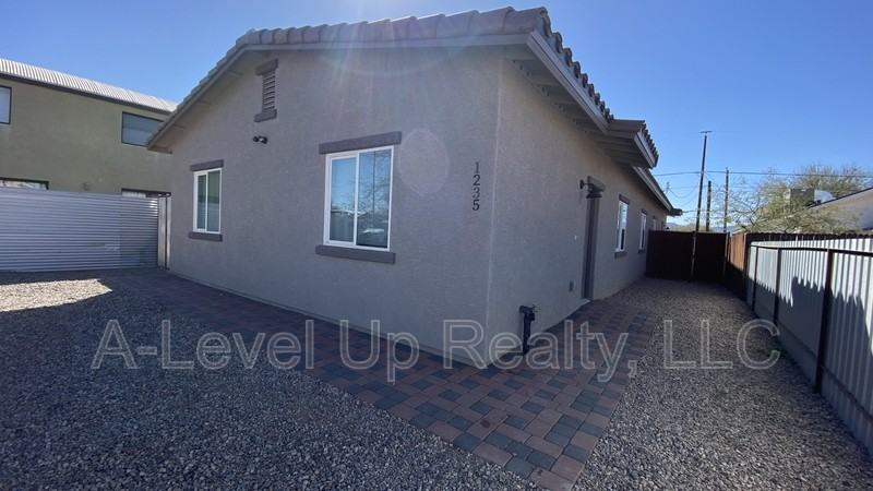 1235 N 13th Ave - Photo 2 of 48