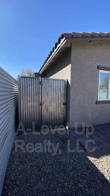 1235 N 13th Ave - Photo 3 of 48