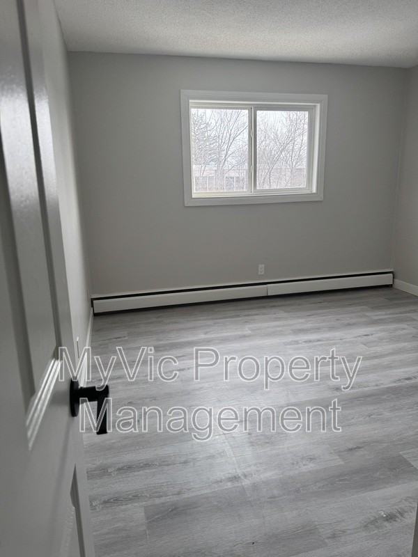 10930 53 Avenue NW - Photo 4 of 6