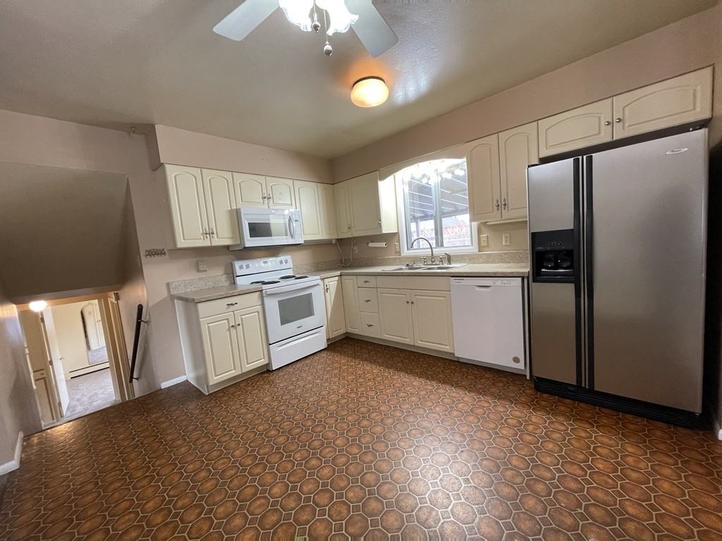 1025 Aspen Dr - Photo 2 of 19