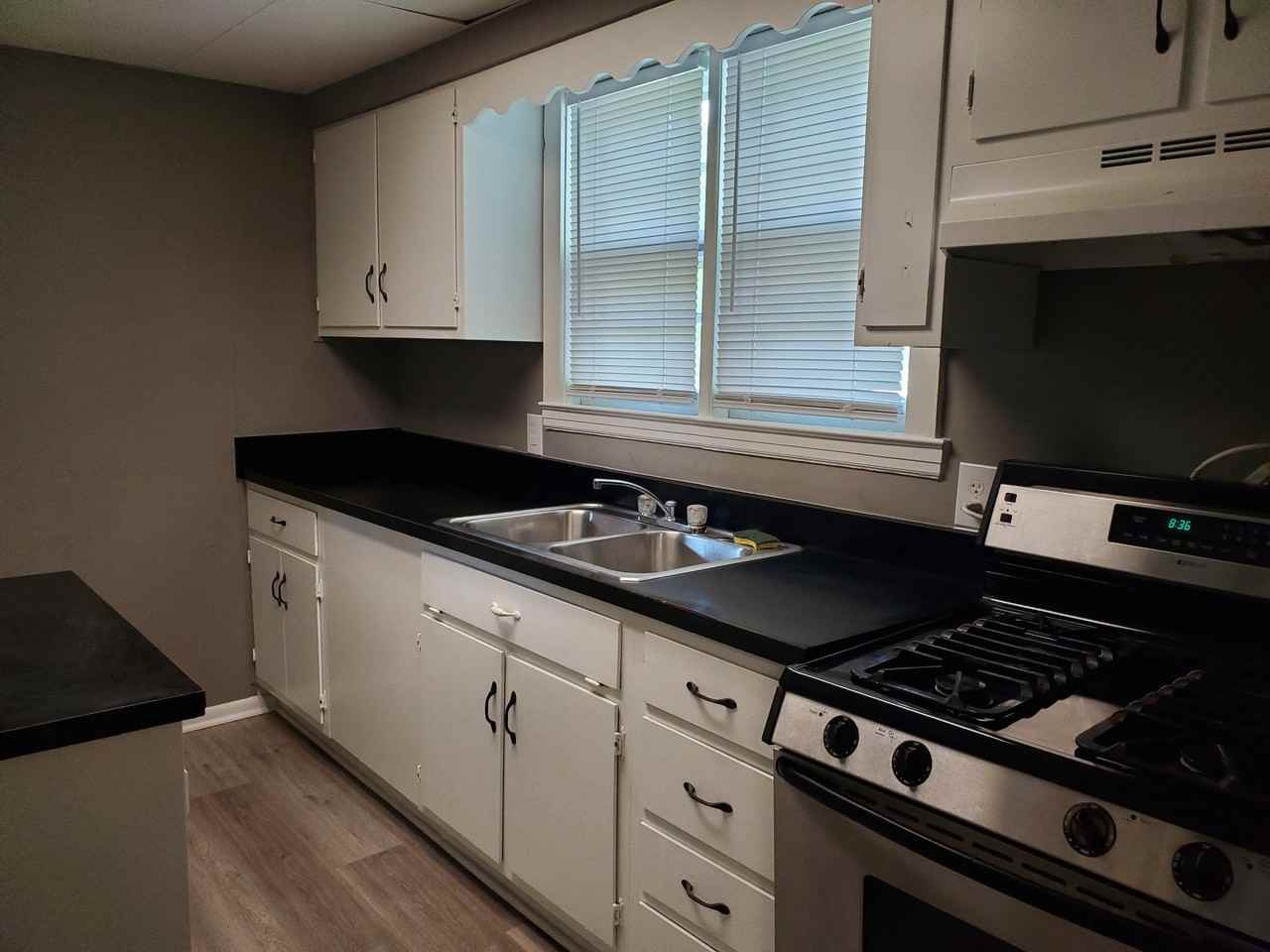 2033 N College St - Photo 2 of 10