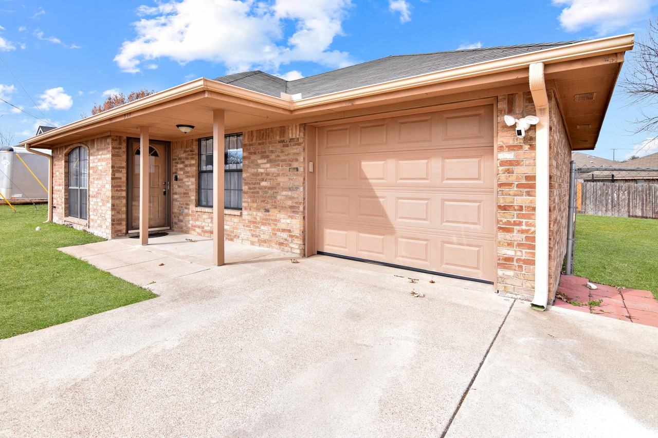 310 Fowler Dr - Photo 2 of 23