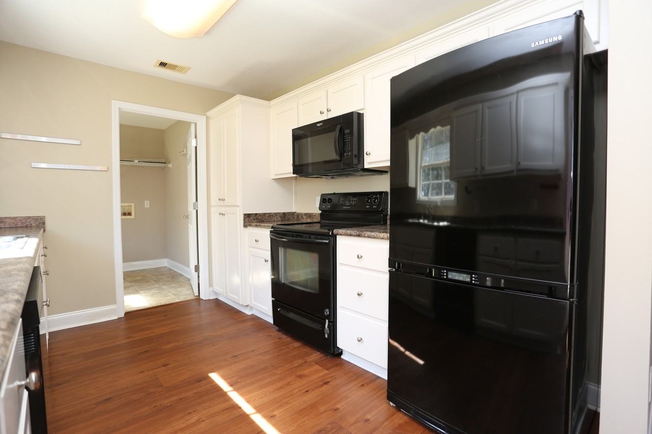 343 Longwood Dr - Photo 4 of 12