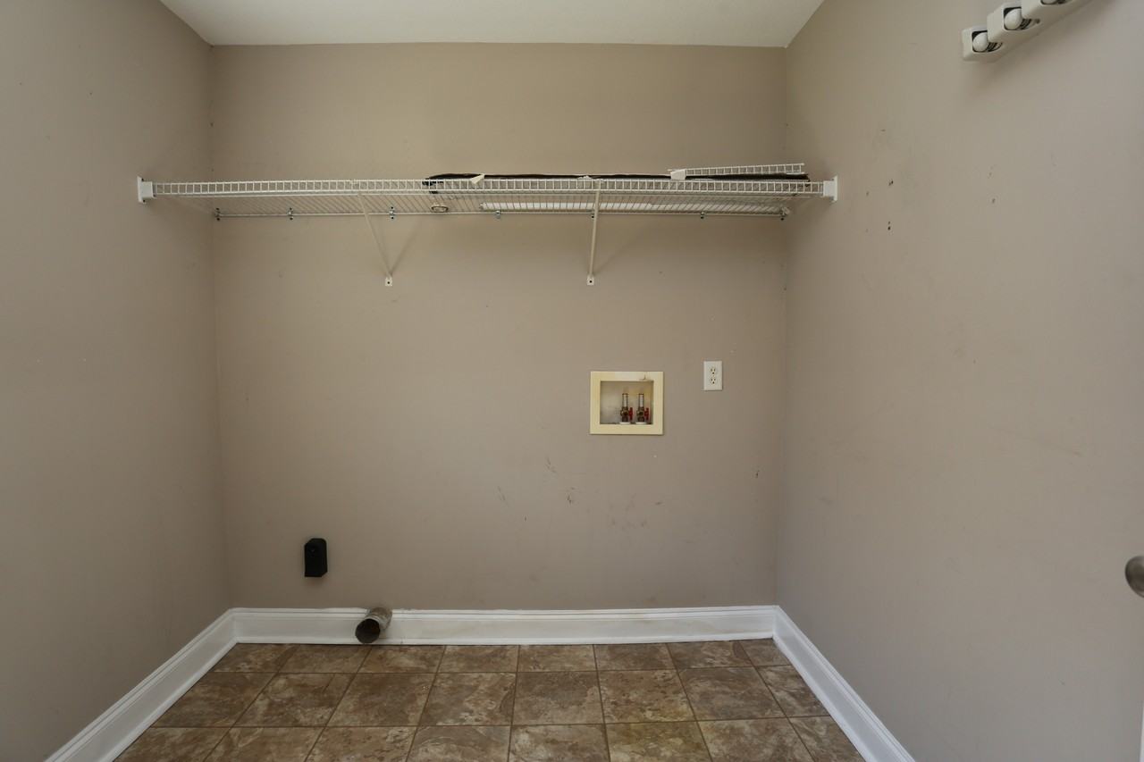 343 Longwood Dr - Photo 5 of 12