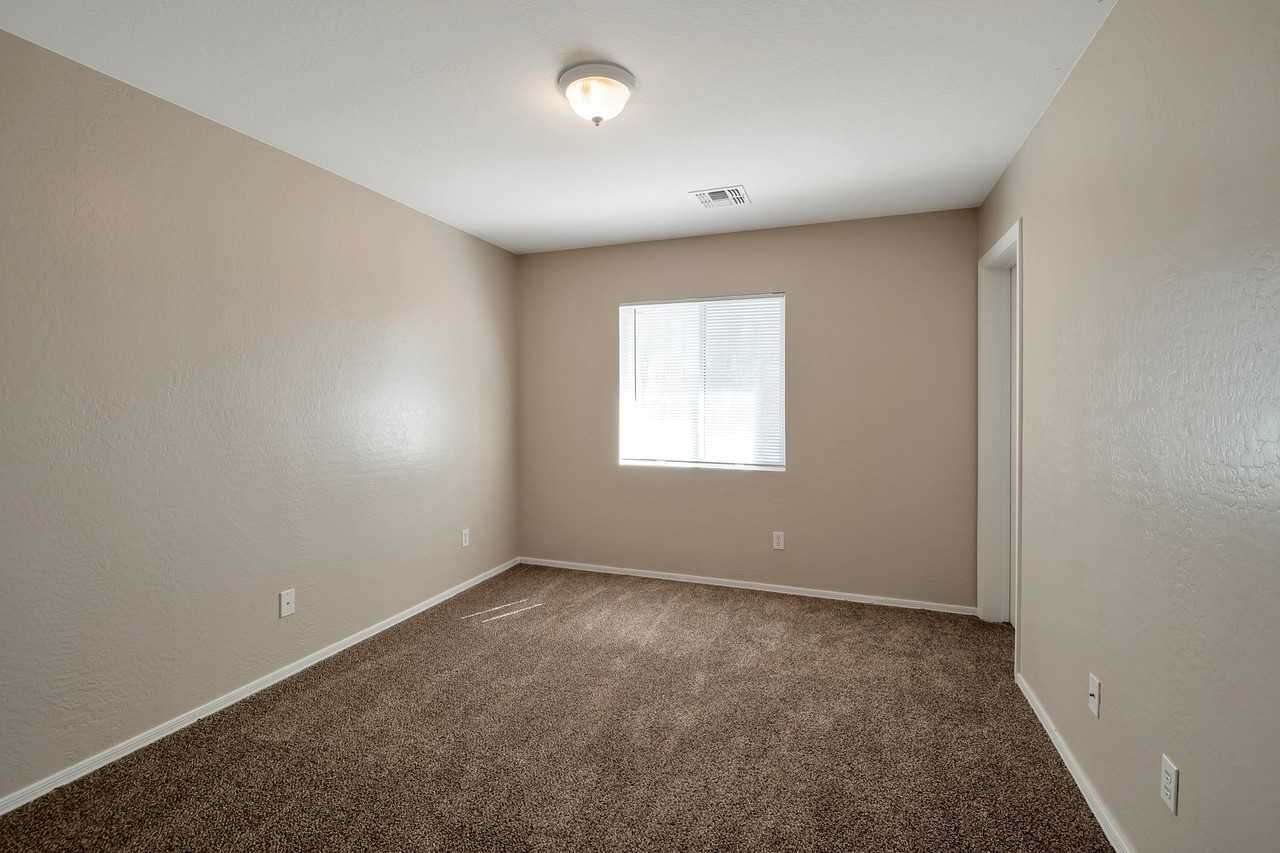 5292 E Silverbell Rd - Photo 7 of 17