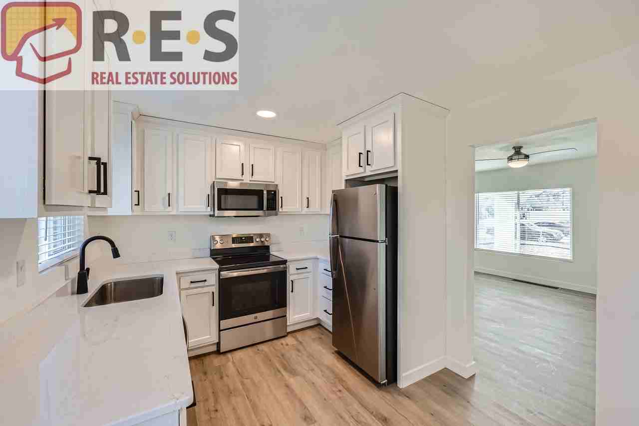 1370 Alton St - Photo 4 of 11