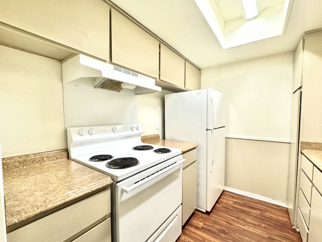 Canterbury House Apartments - Photo 2 of 27