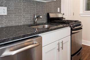 646 W Roscoe St - Photo 1 of 1