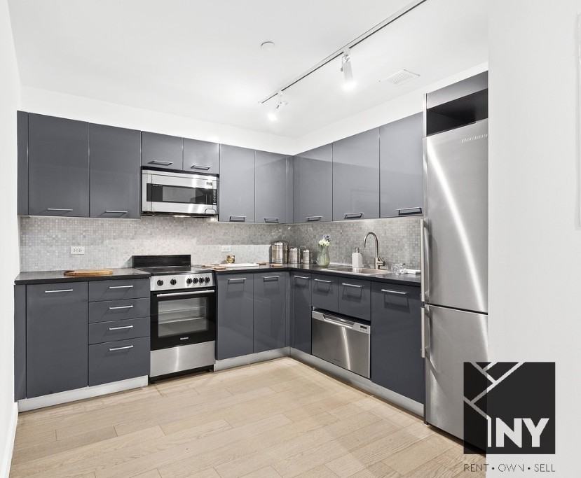 Exchange Pl #907 - Photo 2 of 7