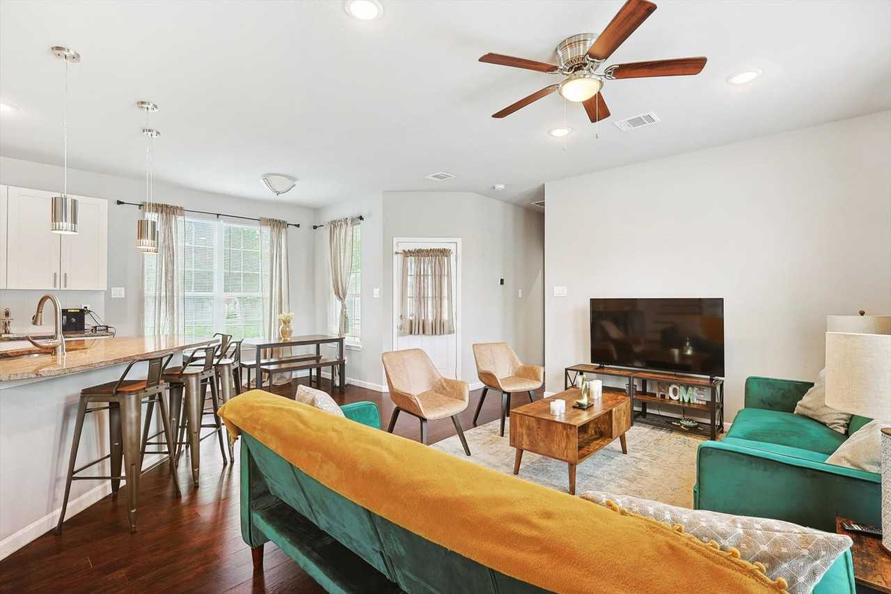 200 E Rogers St #1056426P - Photo 4 of 33