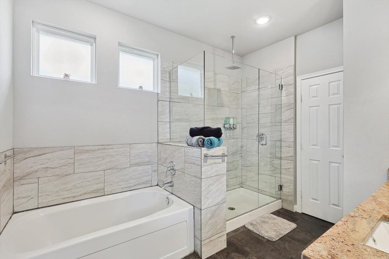 200 E Rogers St #1056426P - Photo 6 of 33