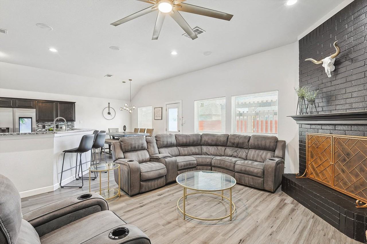 521 E Robin Ct #1056455P - Photo 2 of 46