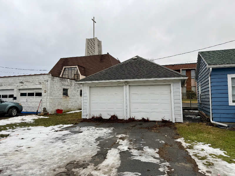 109 E Henley St - Photo 2 of 17