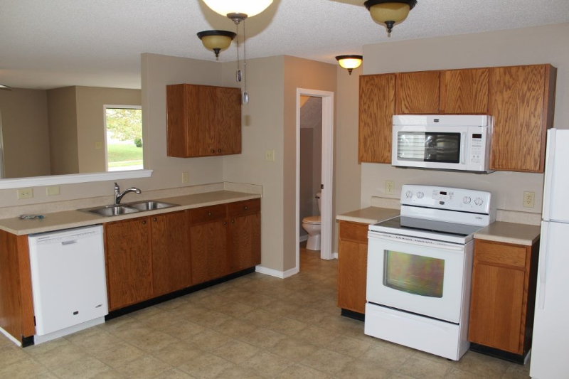 2806 Brewster Ln - Photo 3 of 17