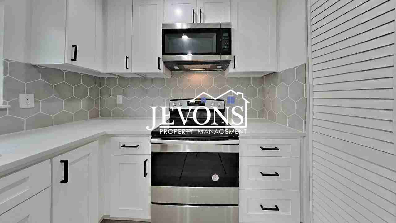 6114 N 49th St Tacoma, WA 98407 - Photo 3 of 32