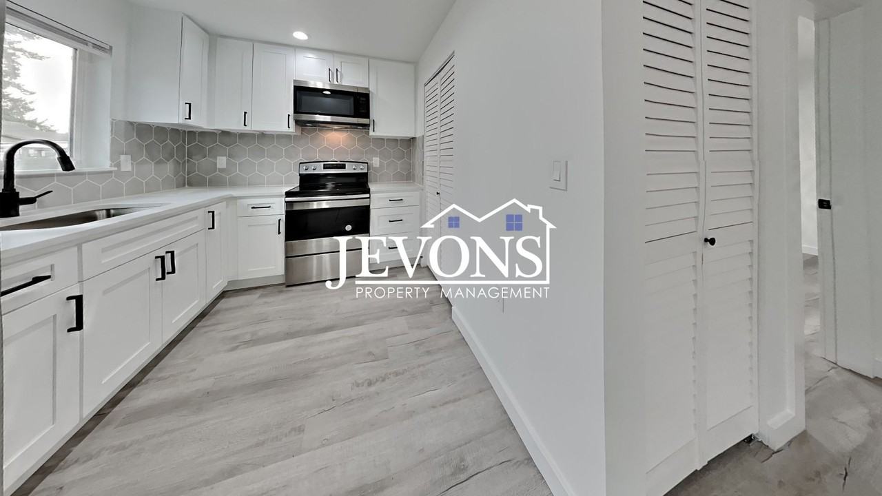 6114 N 49th St Tacoma, WA 98407 - Photo 4 of 32