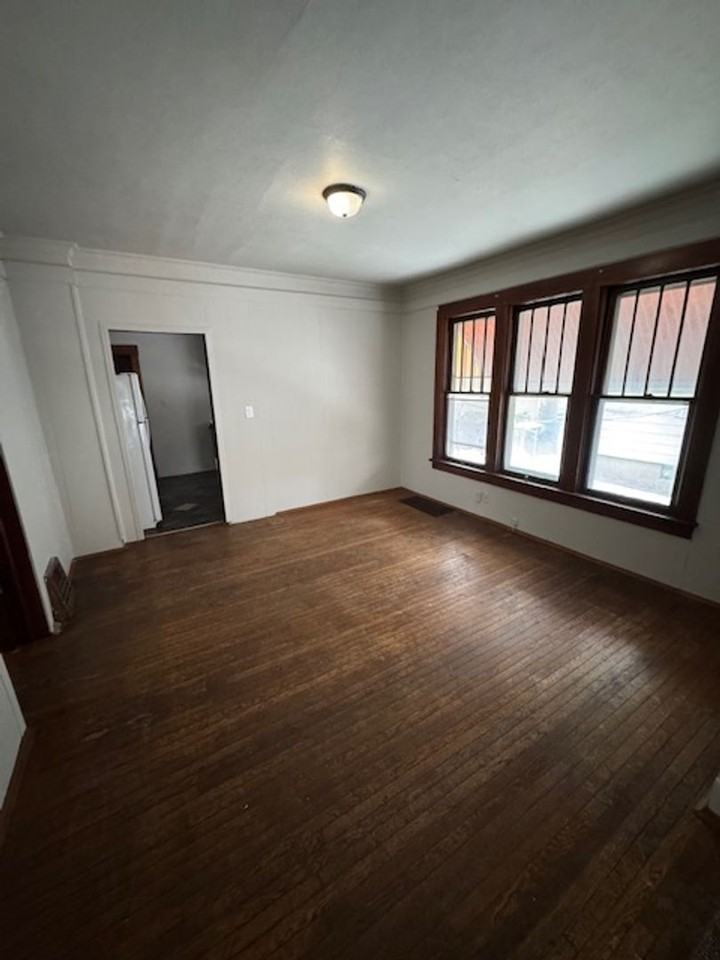 4205 Hoagland Ave - Photo 3 of 9