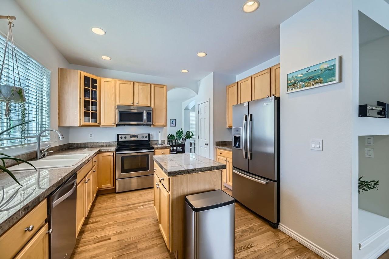 2524 Lexington St - Photo 2 of 35