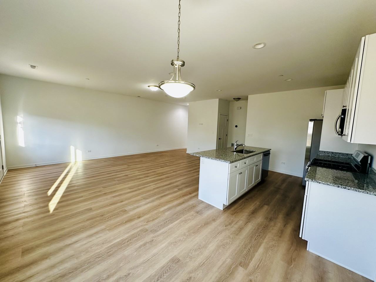 1015 Gillespie Ln - Photo 4 of 17