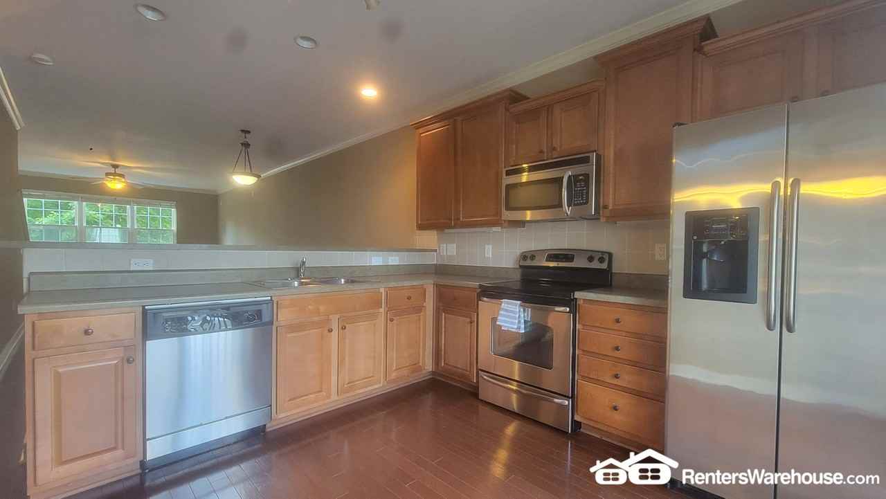 3863 Thompson St - Photo 3 of 24