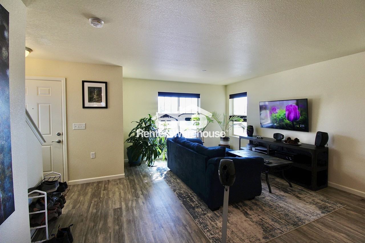 1208 Hummingbird Cir - Photo 3 of 23