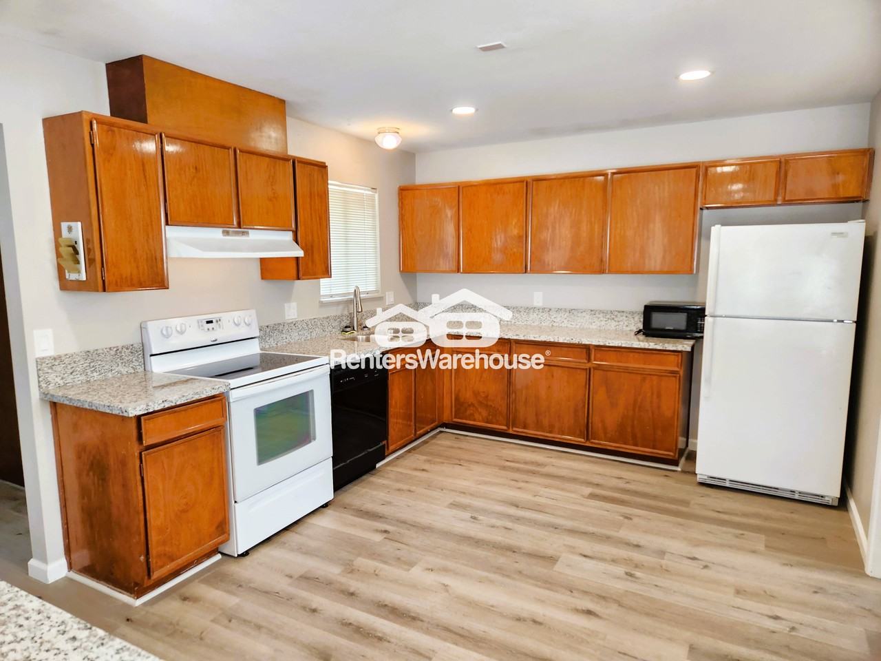 6204 Cromwell Ave - Photo 3 of 27