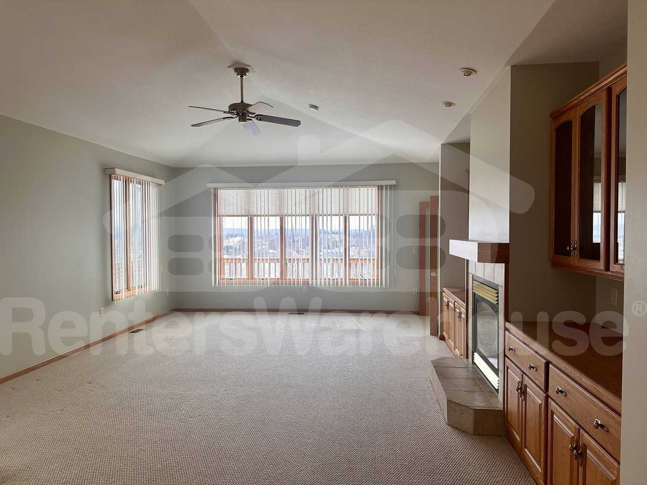 301 Crestview Dr - Photo 2 of 33