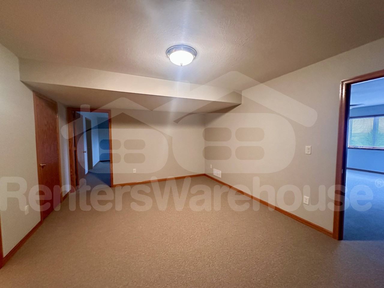 301 Crestview Dr - Photo 3 of 33