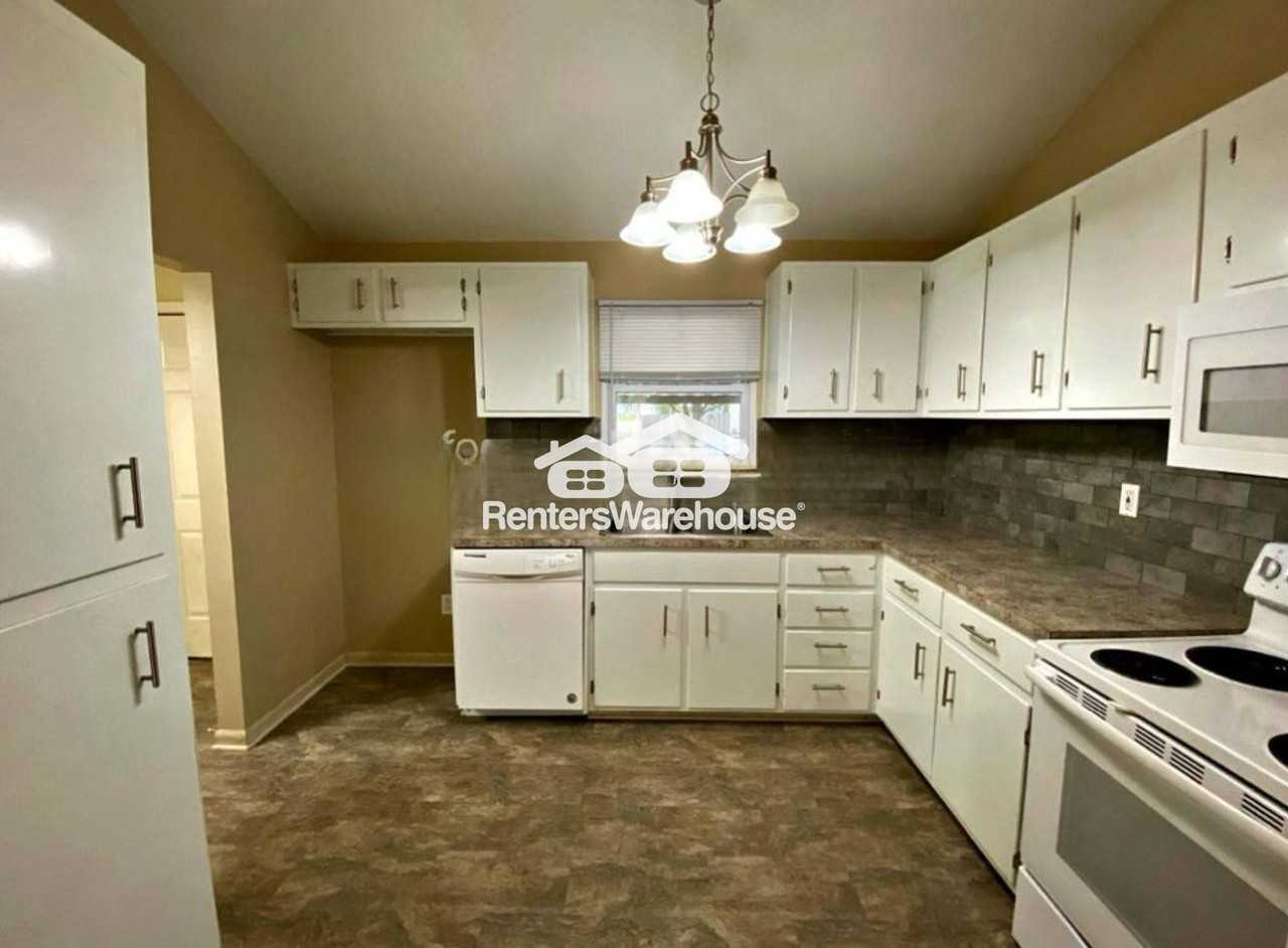 411 Park Ave - Photo 3 of 11