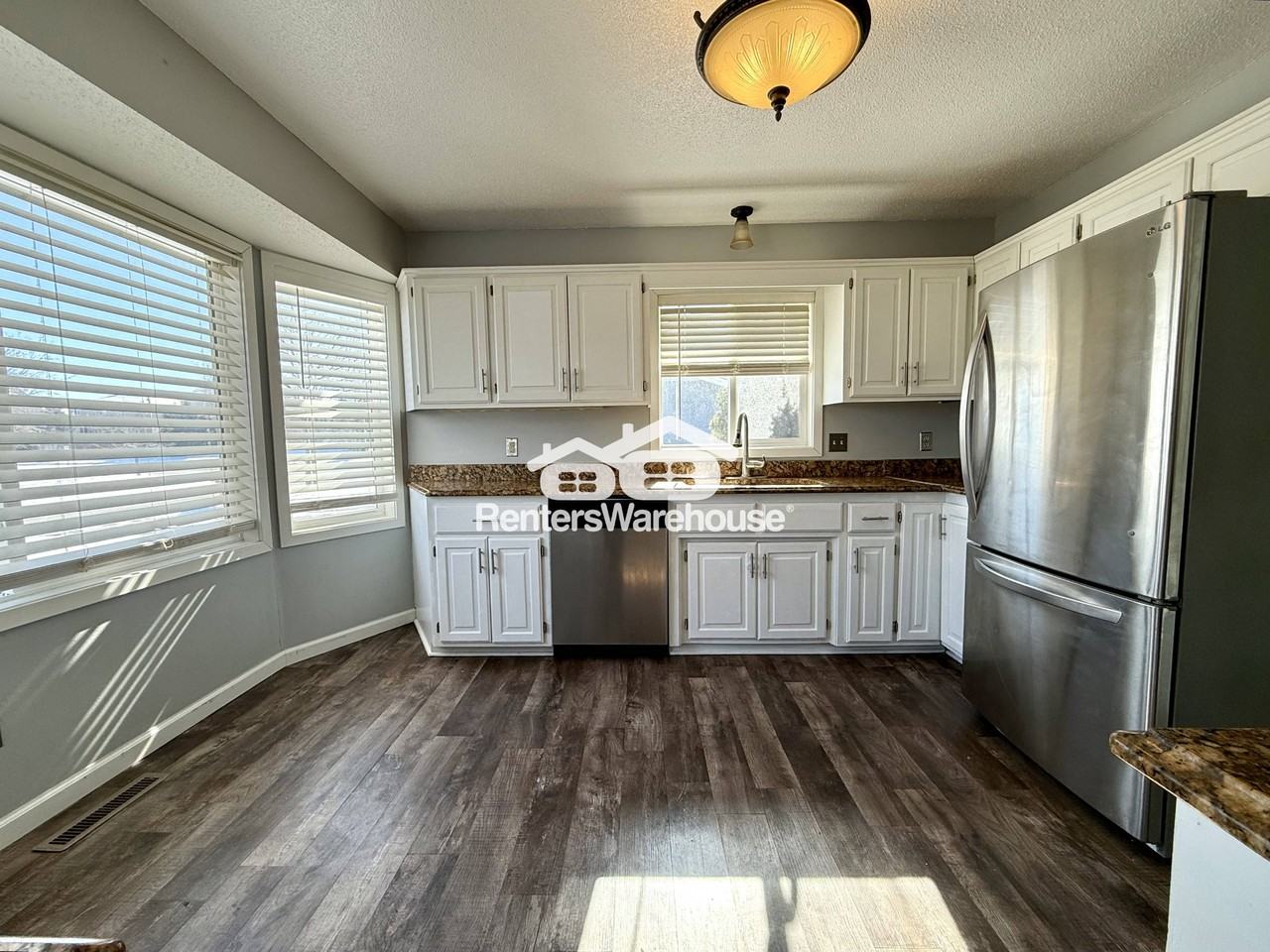 10911 Kentucky Ave N - Photo 3 of 20