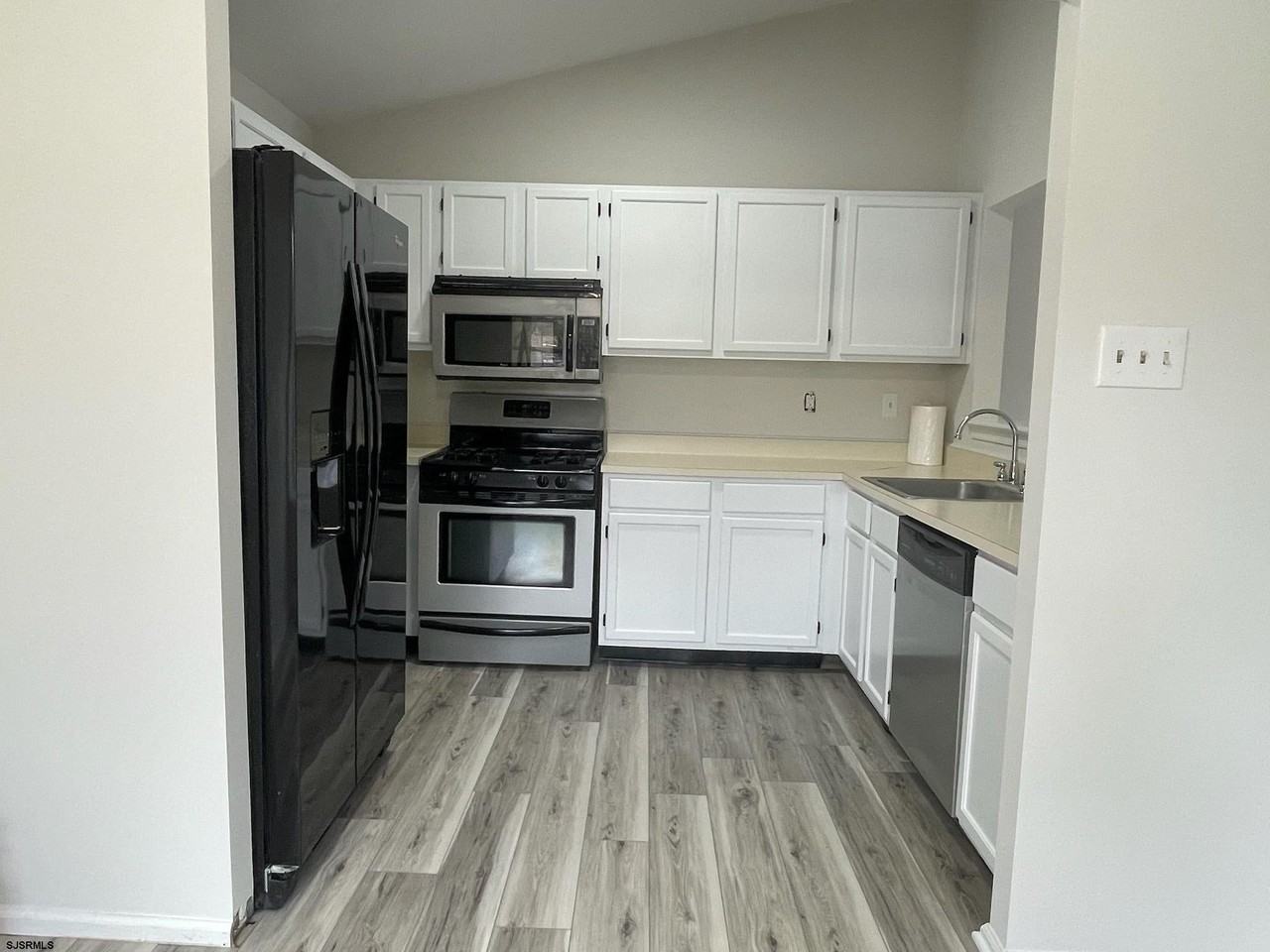 4893 Bayberry Pl - Photo 3 of 12