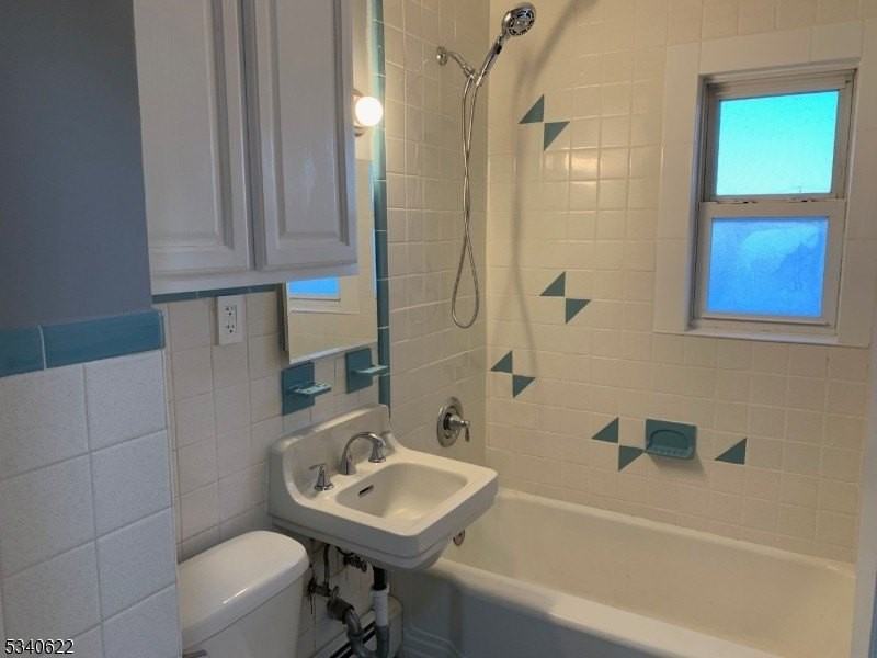 943 Jackson Avenue - Photo 3 of 8