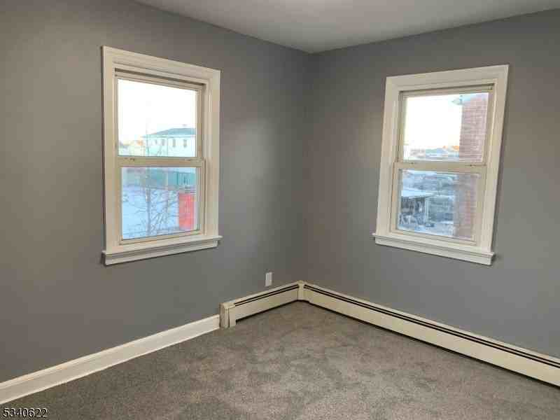 943 Jackson Avenue - Photo 4 of 8