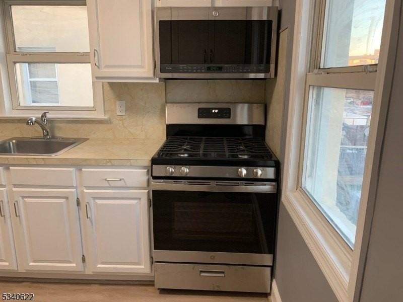 943 Jackson Avenue - Photo 5 of 8