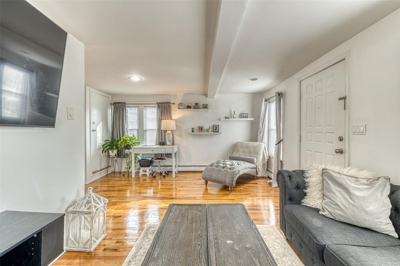 88 Chestnut St - Photo 3 of 18