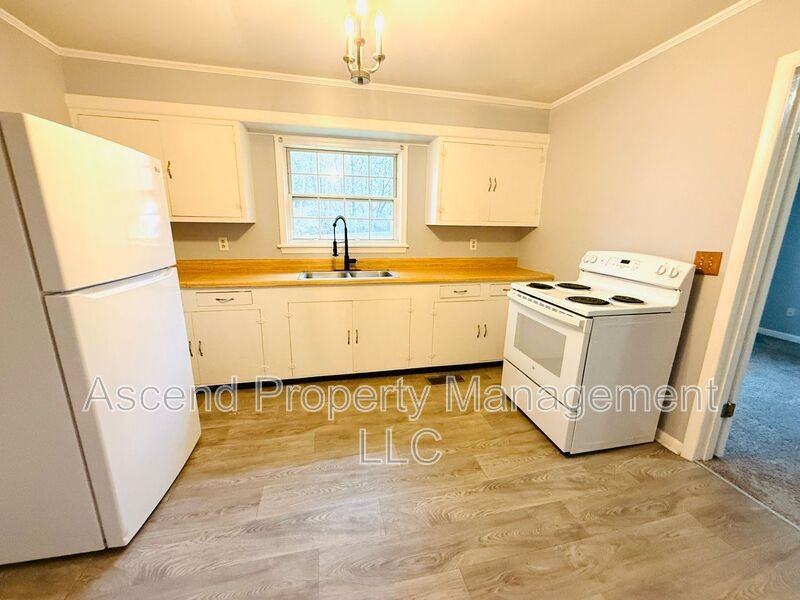 690 Brock Cir - Photo 3 of 16