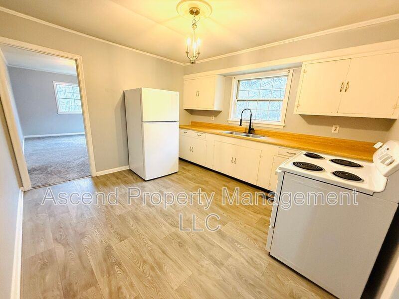 690 Brock Cir - Photo 5 of 16