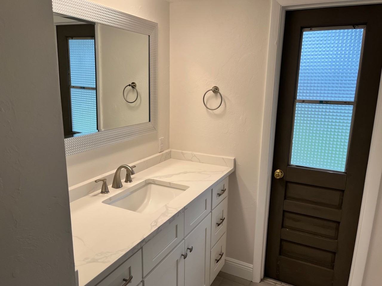 350 Grant Ave - Photo 2 of 8