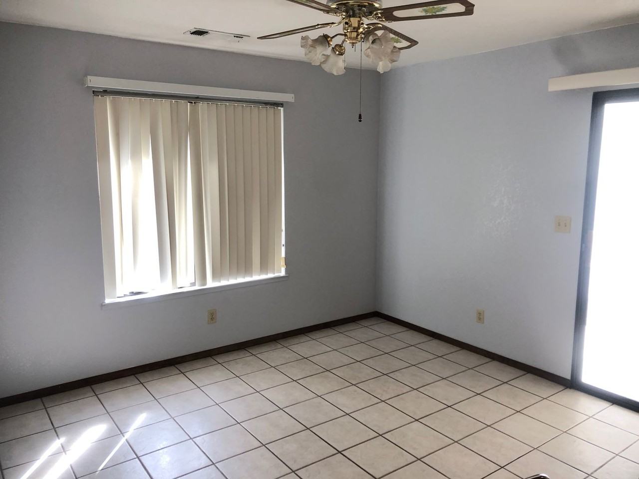 1300 N Rosemore Ave - Photo 2 of 7