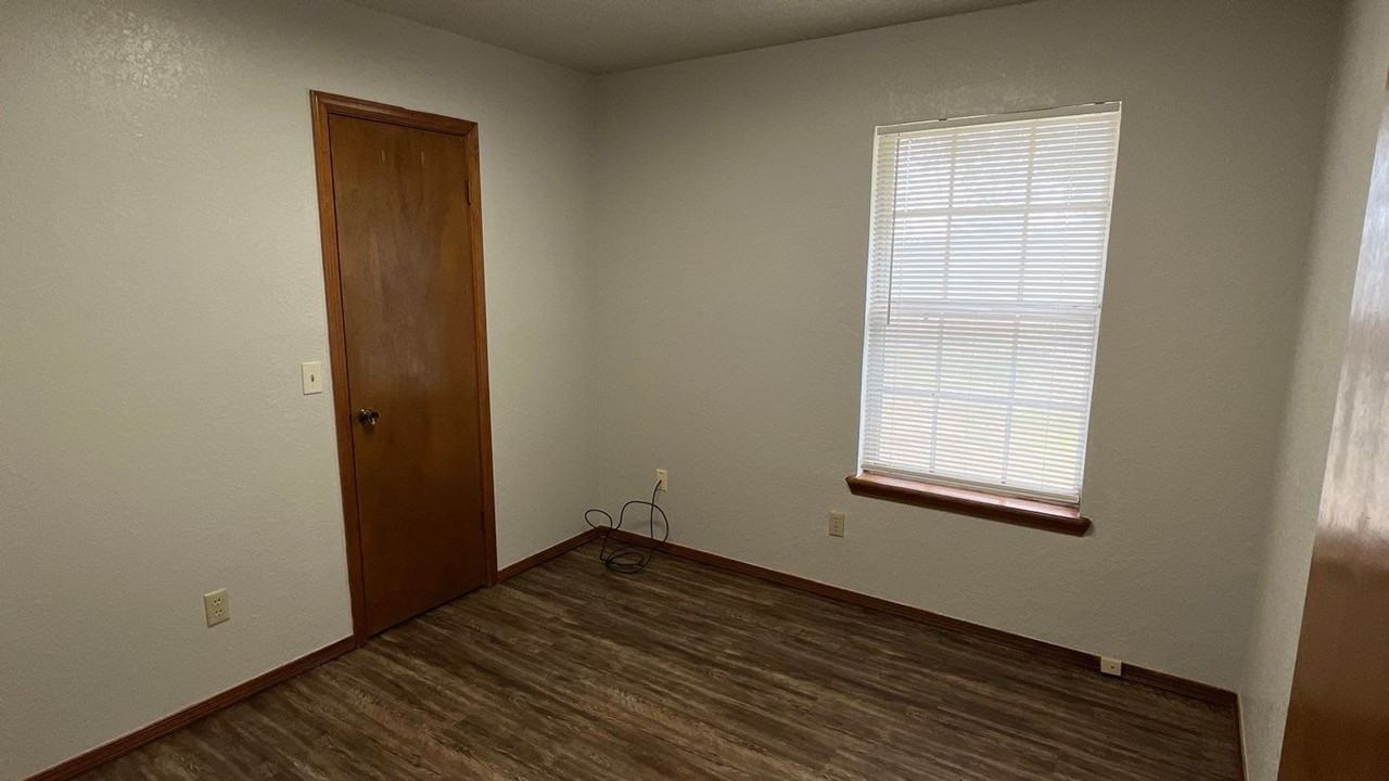 1501 Se 52nd St - Photo 6 of 16